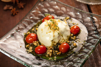 Burrata com pesto e tomate cereja confit